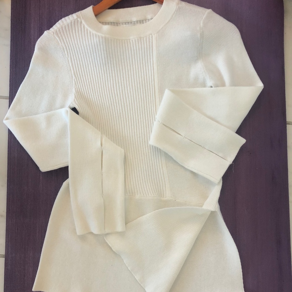 White long sleeves sweater